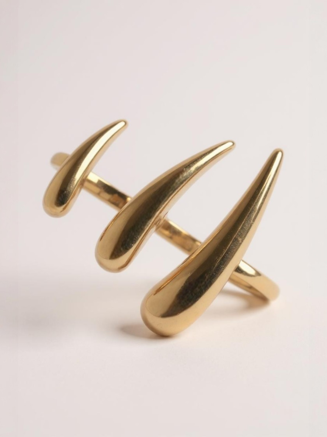 Distinctive Minimalist Ring