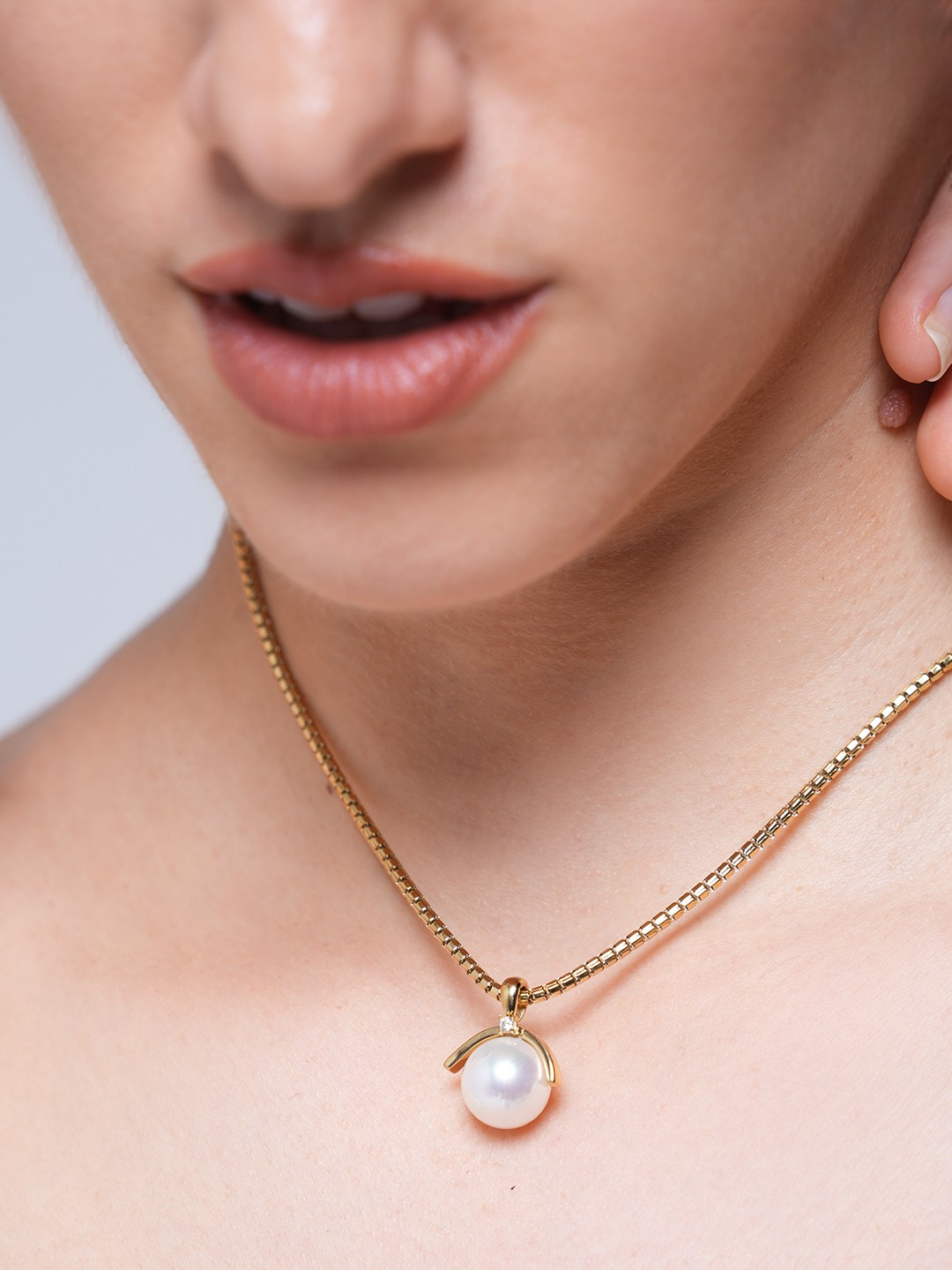 Stimulated Pearl Pendant Necklace