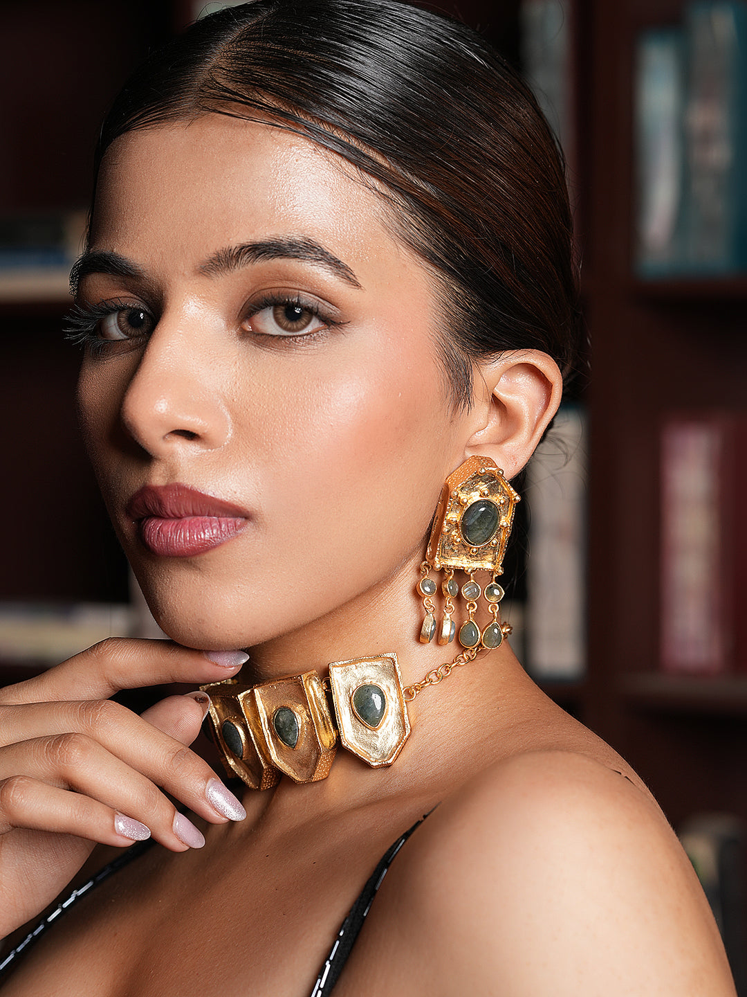 Elegant Gold Polished Choker