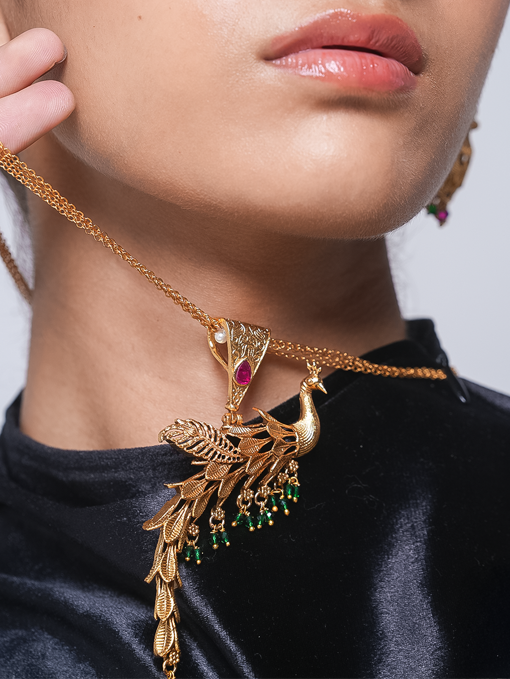 Beautiful Peacock Sleek Pendant Set