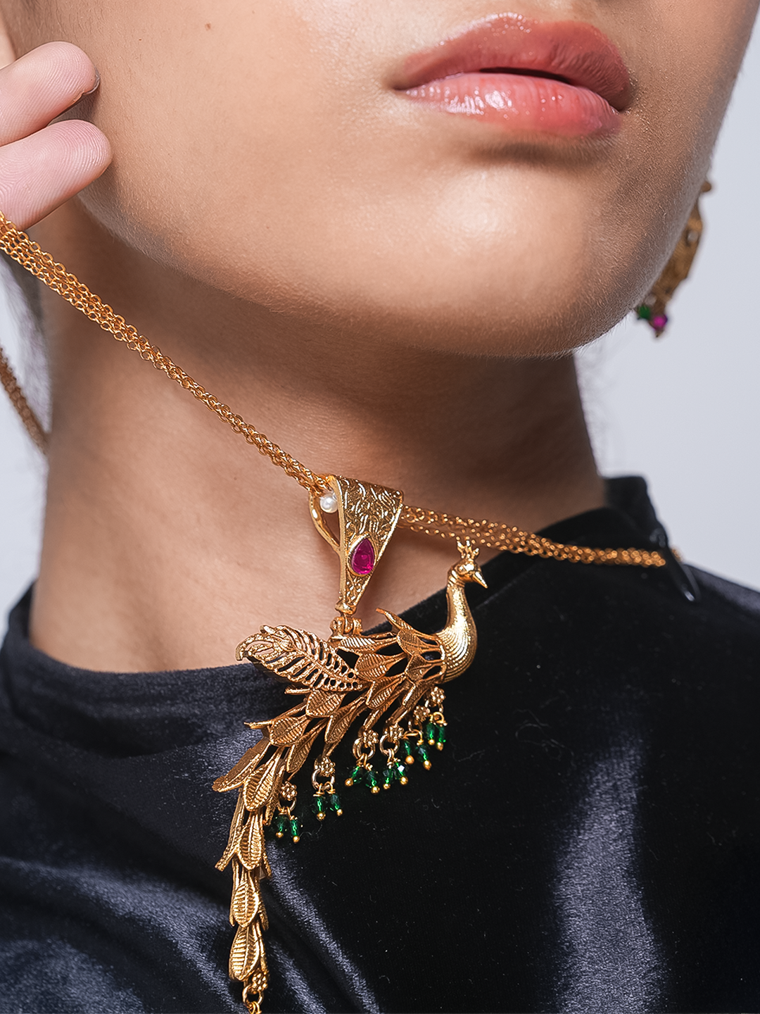 Beautiful Peacock Sleek Pendant Set